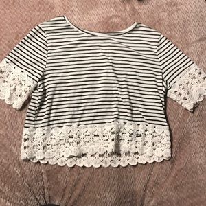 Short sleeved lace hemmed crop top